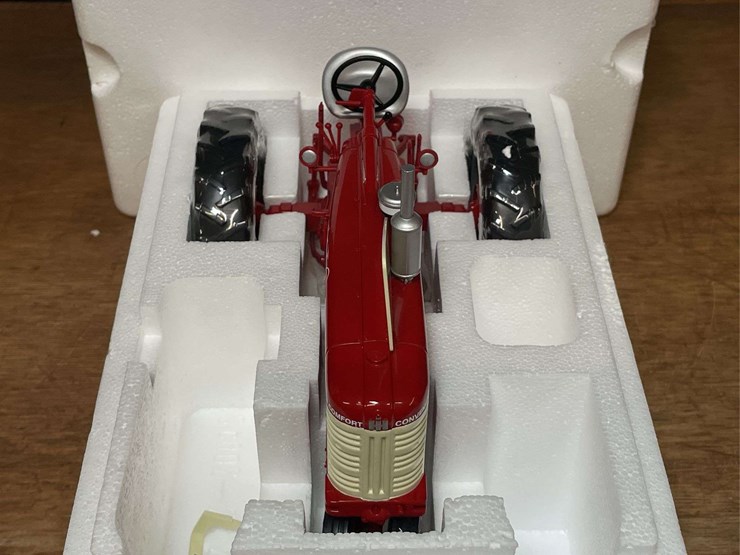1/16-farmall-450-brass-tacks-demonstrator-2002-lafayette-nib-sc-image-4