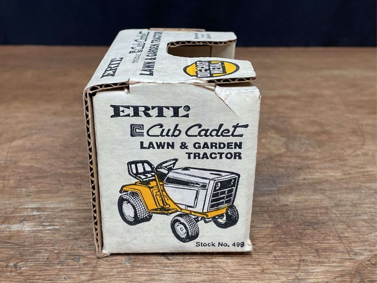 1/16-ih-cub-cadet-l&g-nib-ertl-image-5