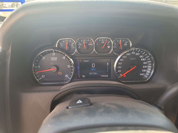 2015-chevrolet-suburban-1500-image-16