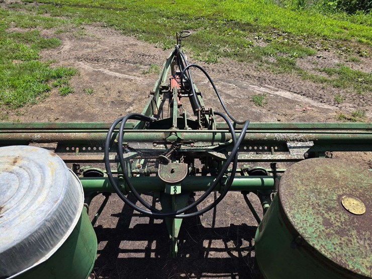 john-deere-4-row-planter,-hydraulic-lift-with-newer-hoses,-worked-when-last-used-2-years-ago,-model:-image-9