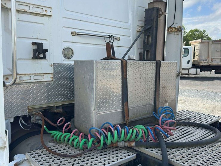 2002-volvo-vnl-t/a-truck-tractor-with-single-bunk-image-13