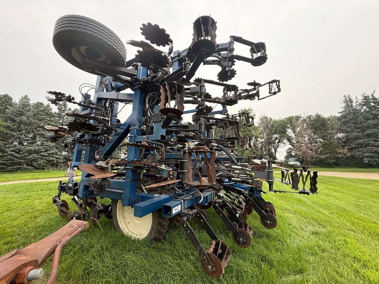 blu-jet-strip-till-machine,-set-up-for-liquid-fertilizer-and-anhydrous,-24-row-30”,-(60’-wide),-320/-image-11
