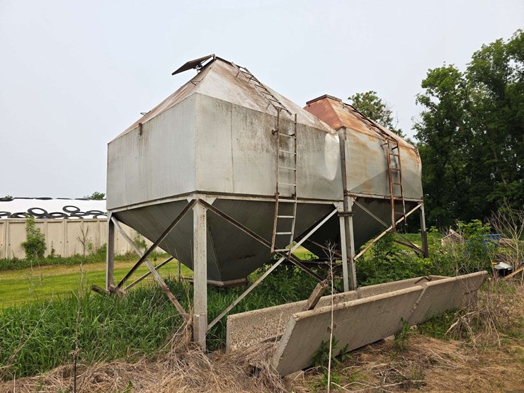 (2)-lowry-30-ton-bulk-bins,-loading-is-available-image-1