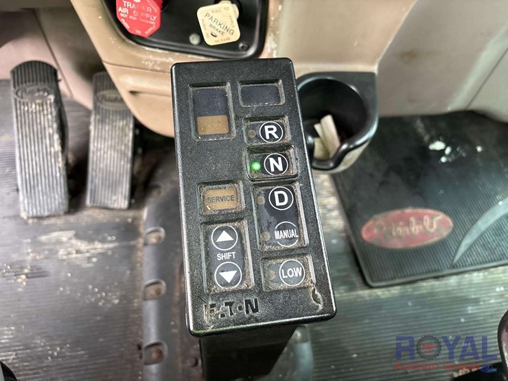2009-peterbilt-384-image-22