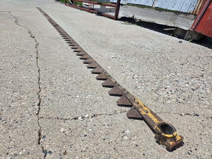 15’-left-hand-side-sickle-for-a-30’-head,-bolt-on-section,-off-nh-73c-bean-head-image-2