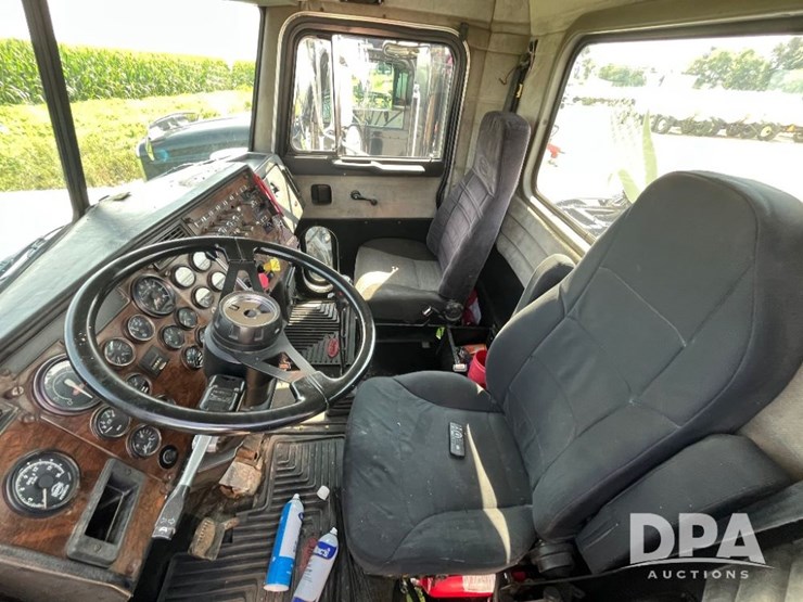 1993-peterbilt-377-image-49