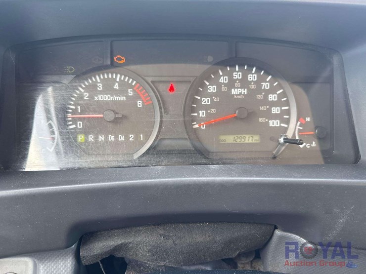2019-isuzu-npr-image-14