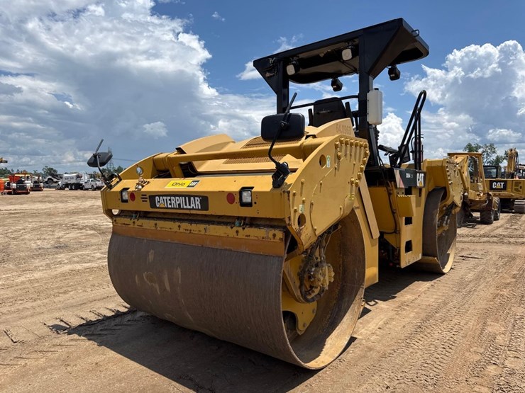 2014-caterpillar-cb54-image-5