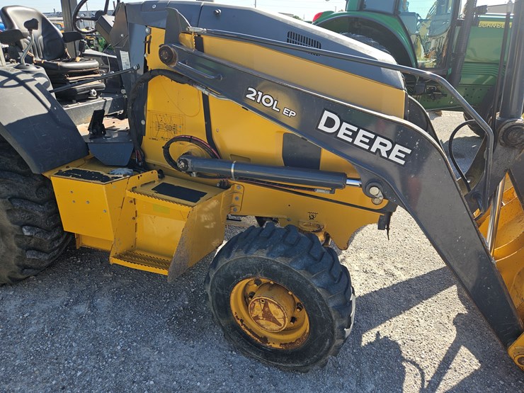 2018-deere-210l-image-22