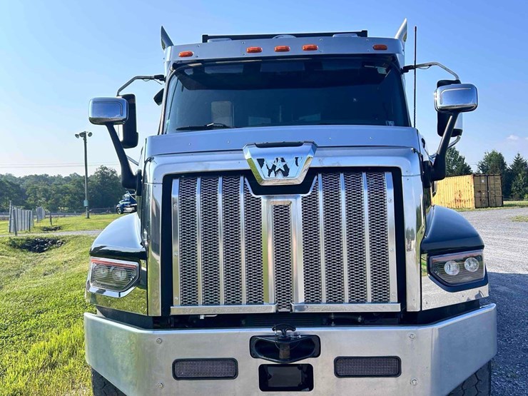 2022-western-star-tri-axle-dump-image-2