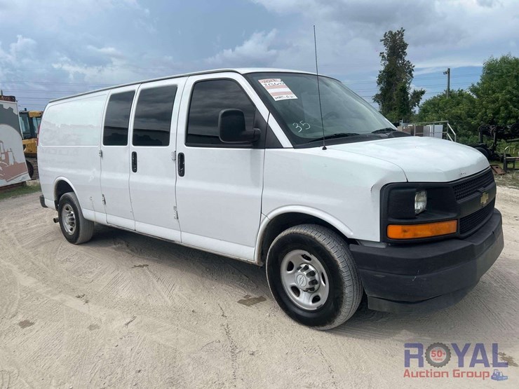 2017-chevrolet-express-2500-image-2