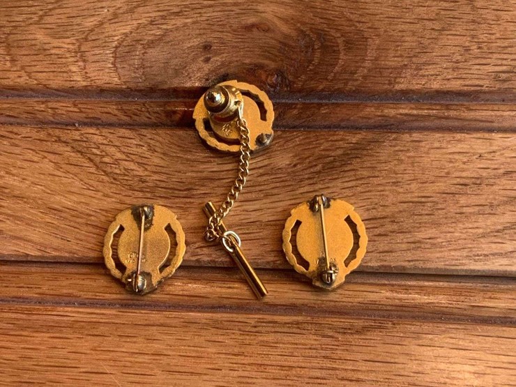 (3)-john-deere-suggestion-award-pins-image-2