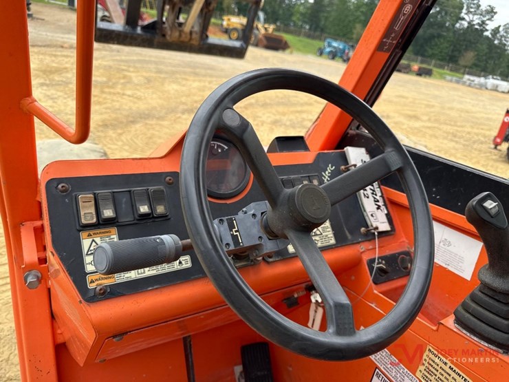 2016-jlg-8042-image-15
