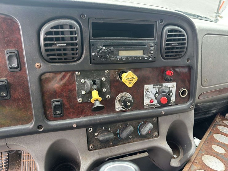 2005-freightliner-m2-106-t/a-dump-truck-(26’-box)-image-15