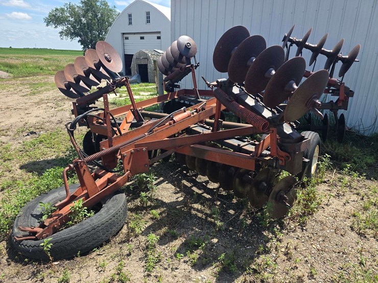 ih-470-tandem-disk,-manual-fold-wings,-9.5l-14-tires-on-6-bolt-rims,-hydraulic-lift,-rear-hitch,-dis-image-5