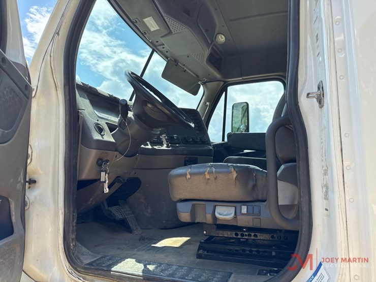 2020-freightliner-day-cab-truck-tractor-image-17