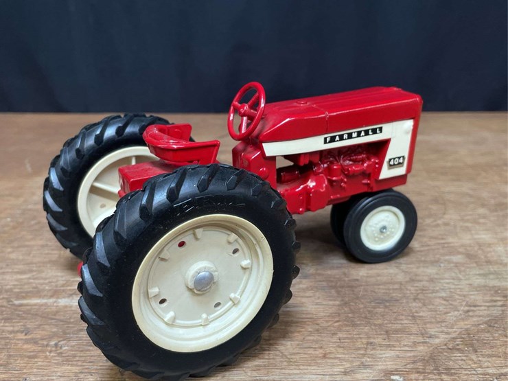 1/16-farmall-404-ertl-image-6