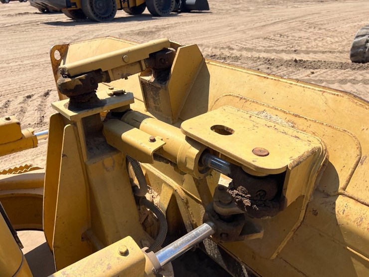 2004-caterpillar-d3g-xl-image-19