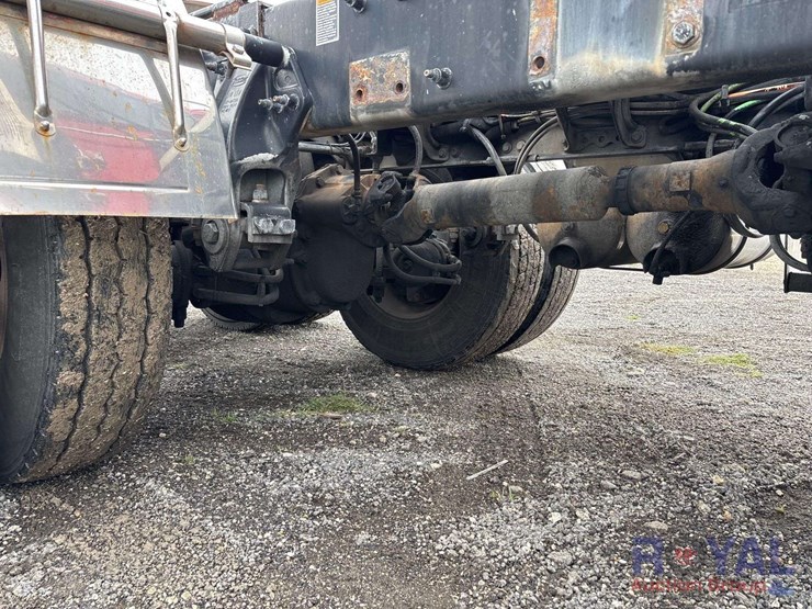 2009-peterbilt-384-image-31