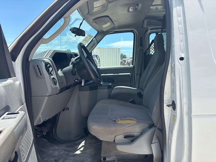 2014-ford-cargo-image-12