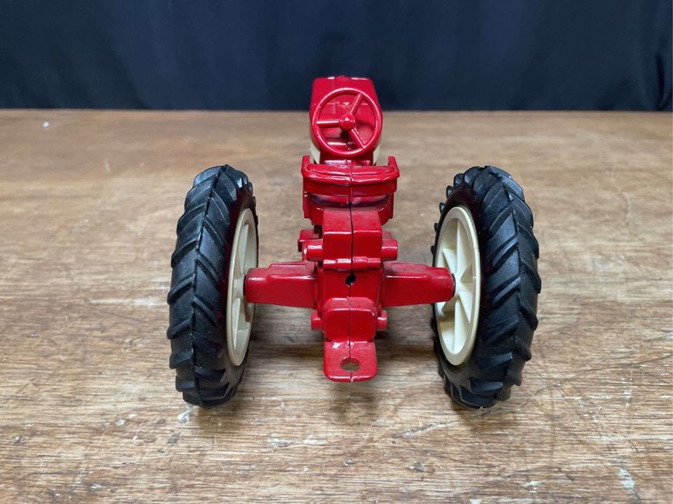 1/16-farmall-404-ertl-image-4