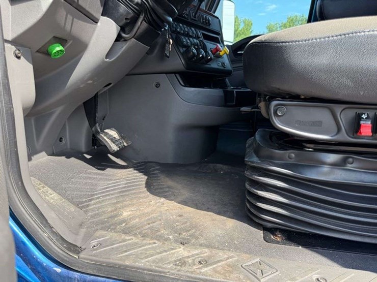 2020-ih-lt625-sleeper-semi,-435,369-miles-on-truck-(complete-overhaul-@-232,740-miles-with-paperwork-image-34