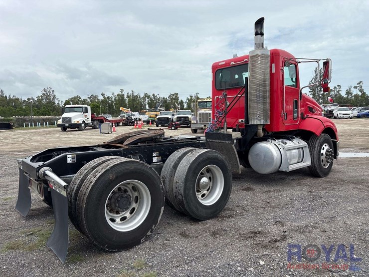 2009-peterbilt-384-image-3