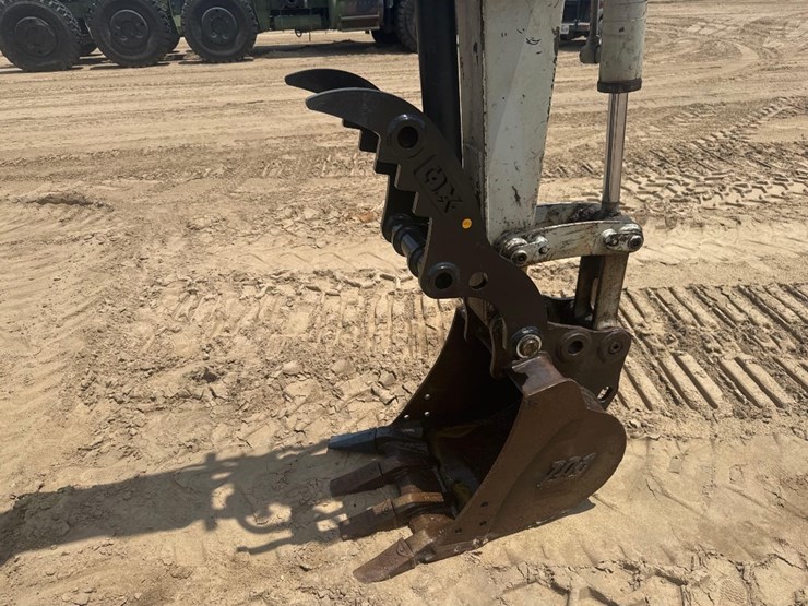 2018-takeuchi-tb240-image-22