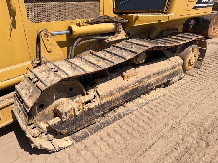 2004-caterpillar-d3g-xl-image-9