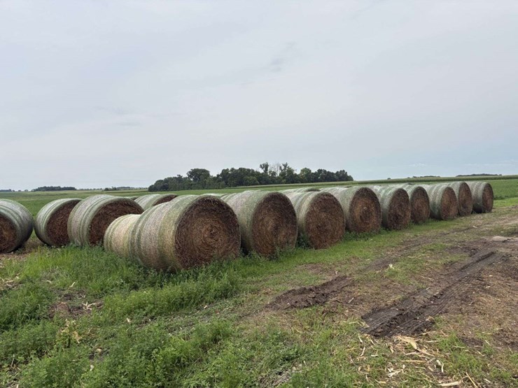 2025-john-deere-568-image-1