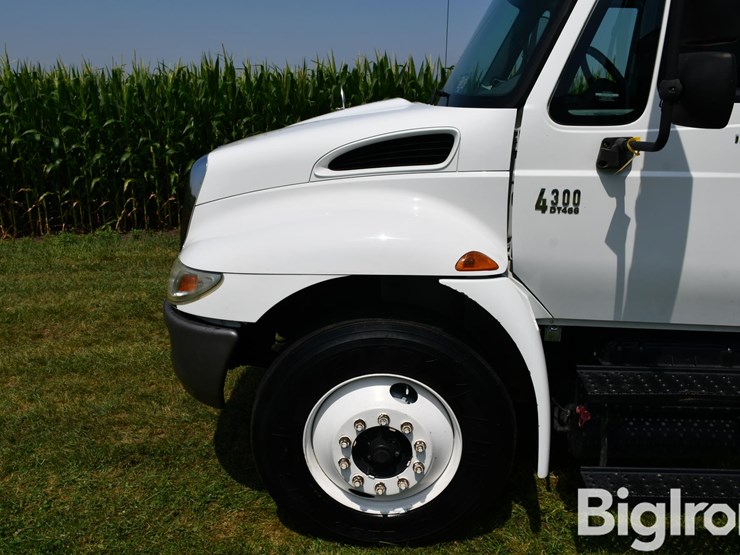 2004-international-durastar-4300-image-11