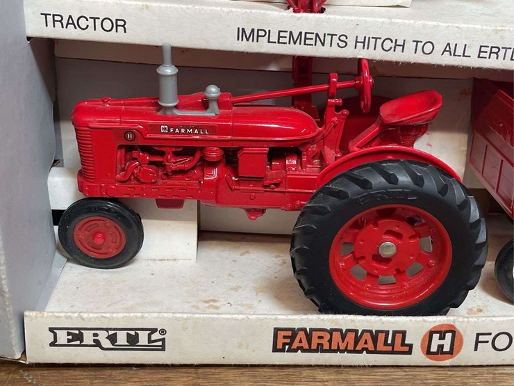 1/16-farmall-h-farm-set-nib-ertl-image-4