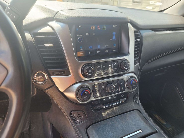 2015-chevrolet-suburban-1500-image-13