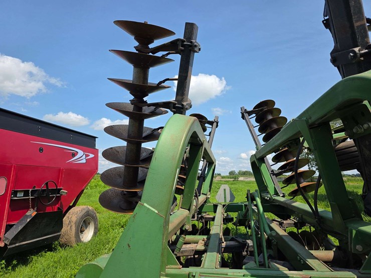 john-deere-335-image-7