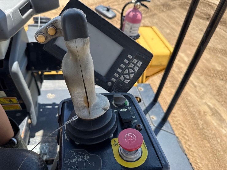 2014-caterpillar-cb54-image-26