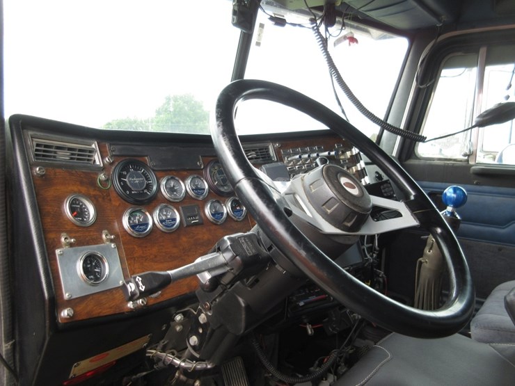 1994-peterbilt-379-image-17