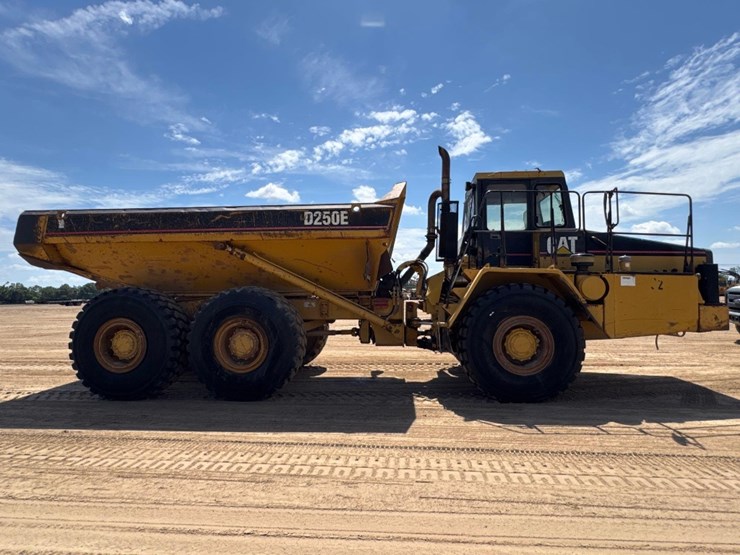 1998-caterpillar-d250e-image-5