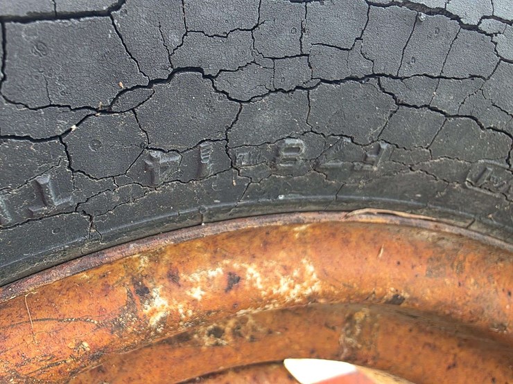 no.-205-conveyor,-540-pto,-approx-40’,-8-14-tires-on-4-bolt-rims-image-13