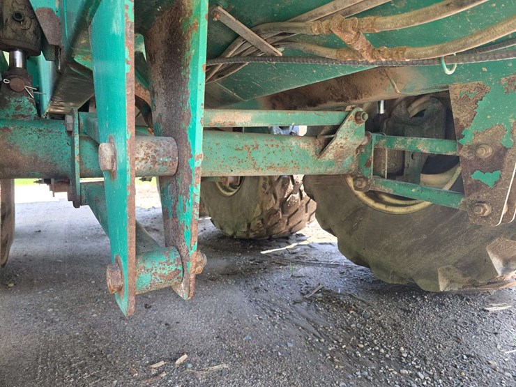 houle-7300-gallon-manure-tank,-3-axle,-front-and-back-axles-steer,-725/65-26-tires,-was-used-in-spri-image-28
