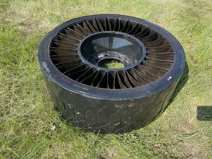 1-michelin-airless-skidloader-tire-image-2