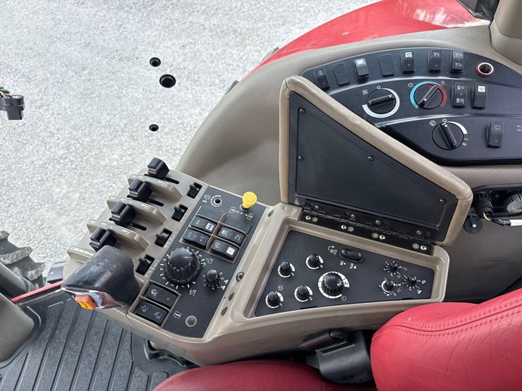 #1066-•-case-ih-305-magnum-image-30