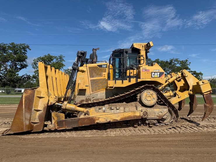 2015-caterpillar-d9t-image-1