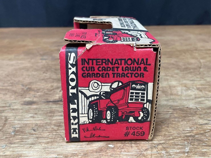 1/16-ih-cub-cadet-682-l&g-nib-ertl-image-3