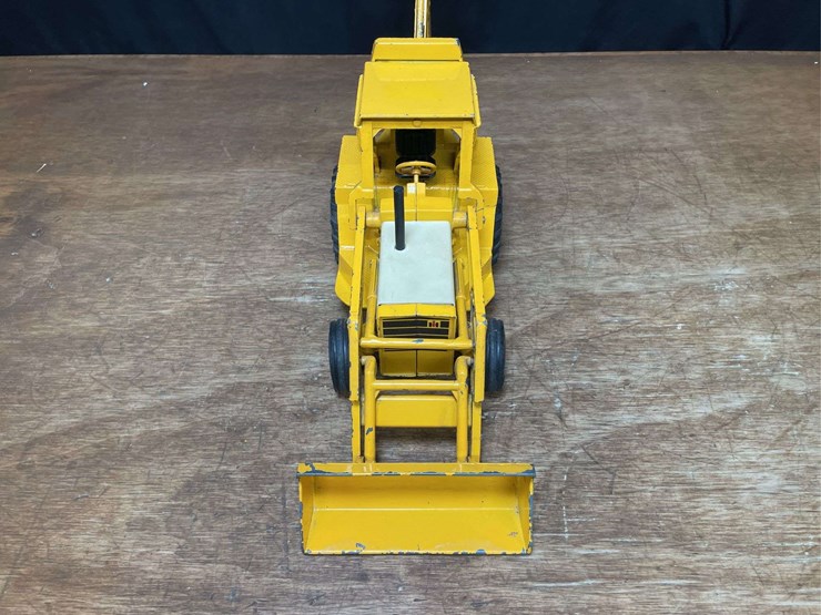 1/16-ih-backhoe-ertl-image-11
