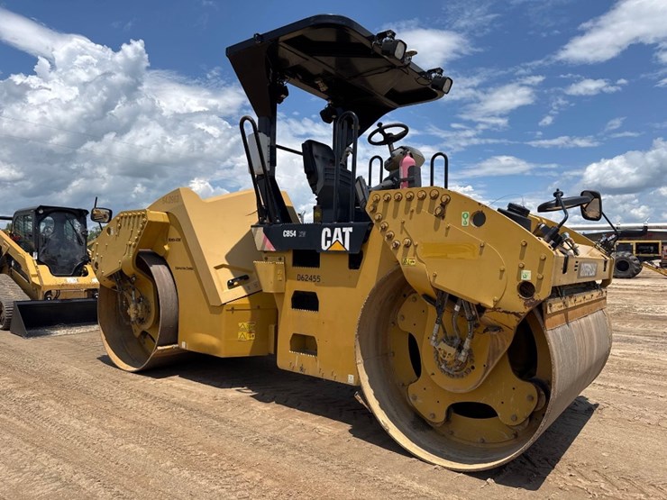 2014-caterpillar-cb54-image-3