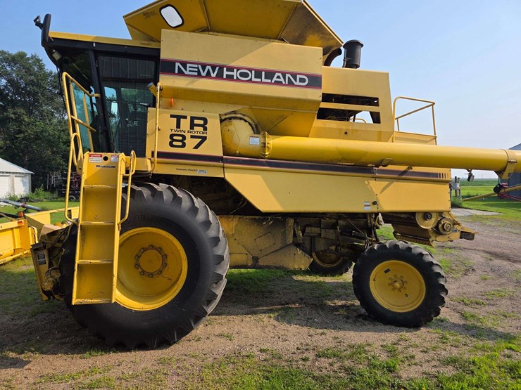 new-holland-tr87-image-4