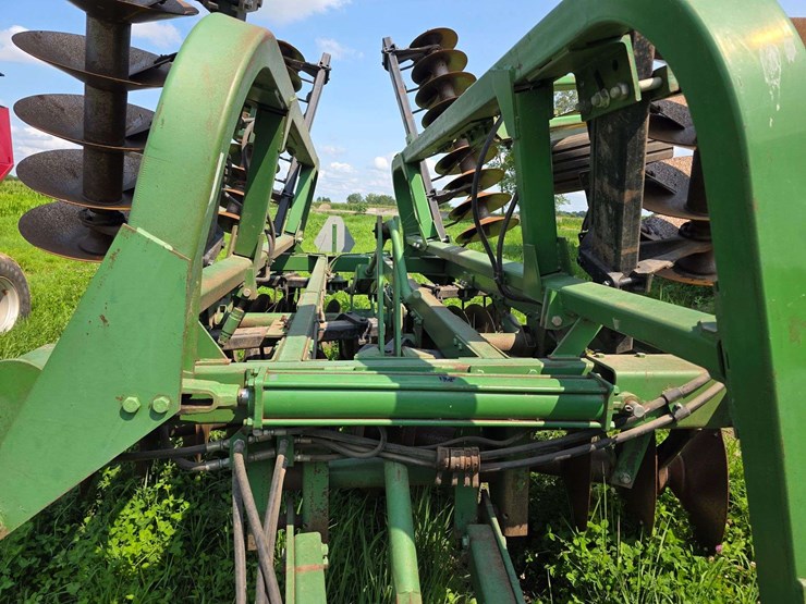 john-deere-335-image-6