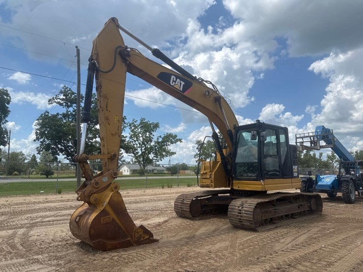 2016-caterpillar-325fl-image-2
