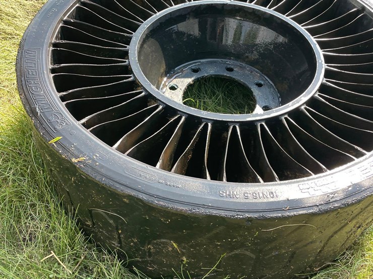 1-michelin-airless-skidloader-tire-image-4