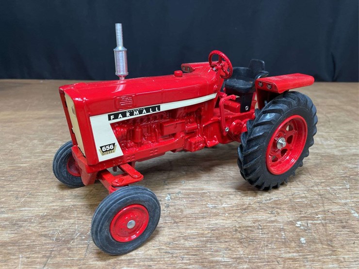 1/16-farmall-656-1996-ontario-nib-sm-image-2
